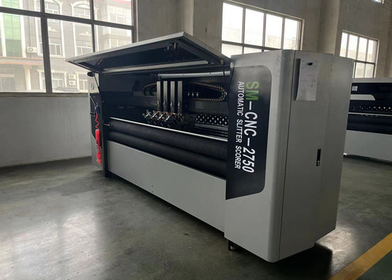 Machine à découper à l'aide d'une lame mince ondulée avec une longueur d'alimentation minimale de 200 mm